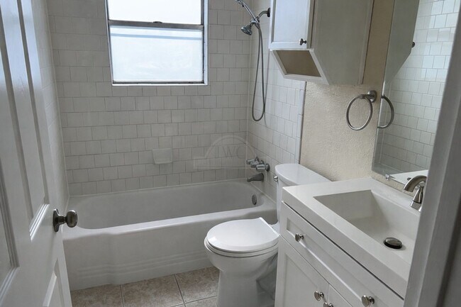 Building Photo - 1208 Ridgemont Dr