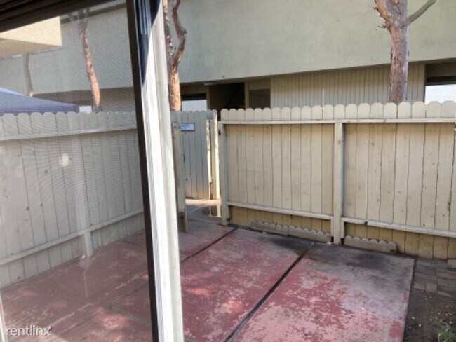 Building Photo - 420 N Loara St