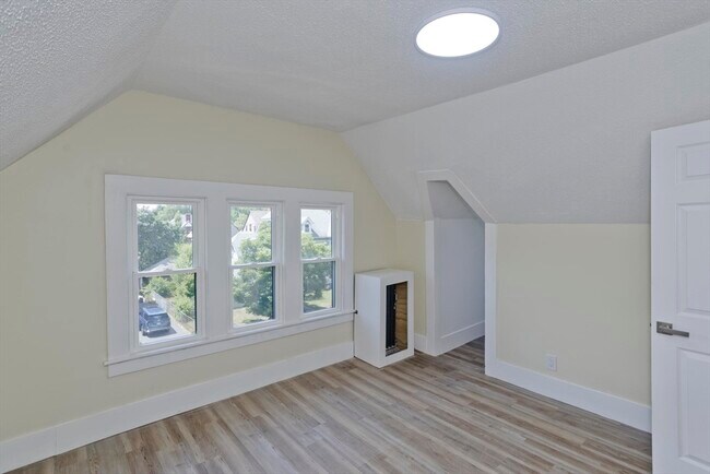 Building Photo - 205 St James Ave
