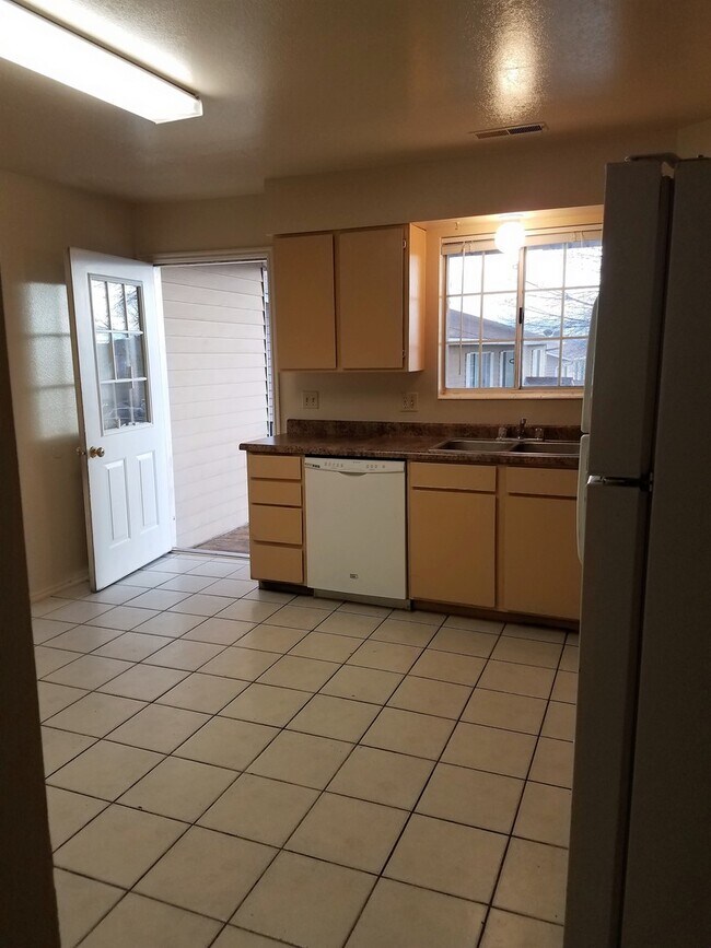 Building Photo - 3 Bedroom Condo With Pool and Views