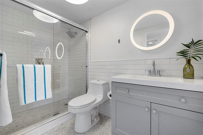 Building Photo - 3000 Holiday Dr