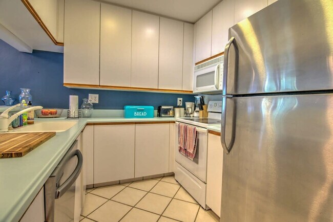 Building Photo - 3310 Europa Dr