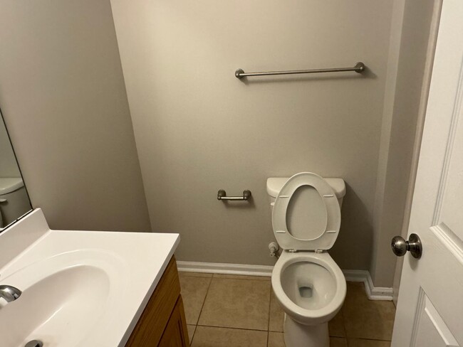Building Photo - Nice townhouse duplex in convenient Kannap...