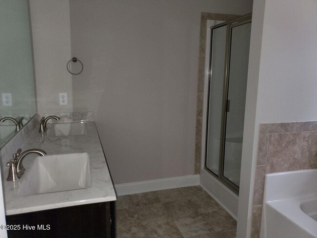 Building Photo - 560 Hampstead Pl