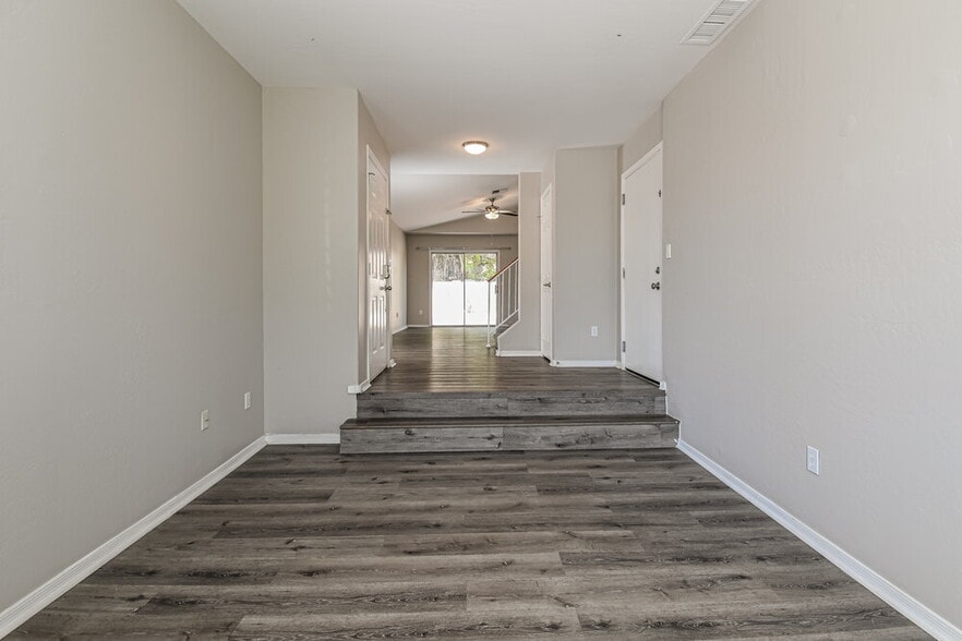 Building Photo - 1042 N Blackbird Dr
