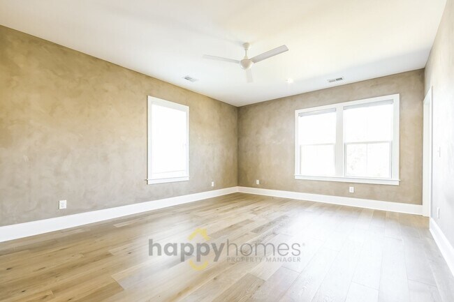 Building Photo - 4BR/3BA Modern Downtown Home with Fenced-In Yard