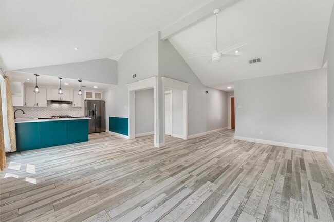 Building Photo - 16906 Rolling Acres Dr