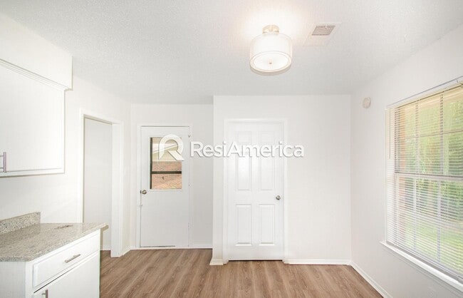 Building Photo - Newly Renovated 3/1.5 in Horn Lake