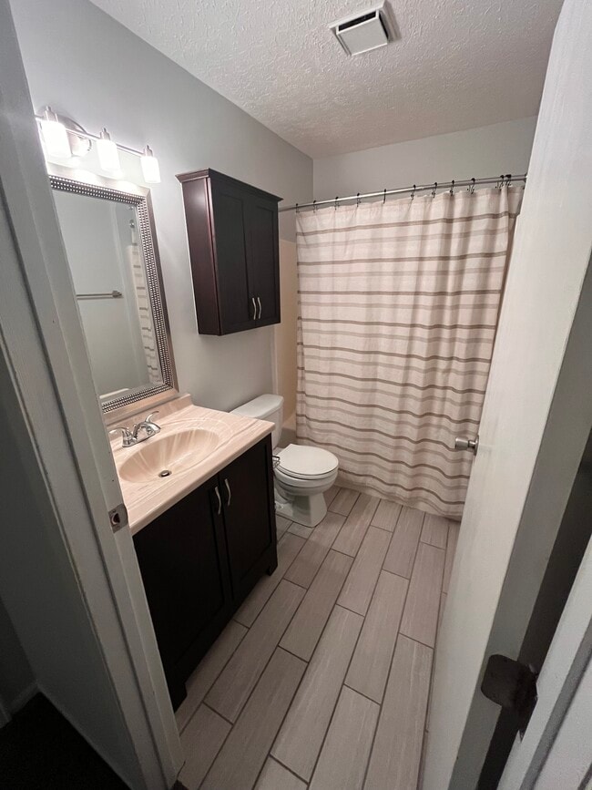 Upstairs full bath - 1172 Worthington Woods Blvd