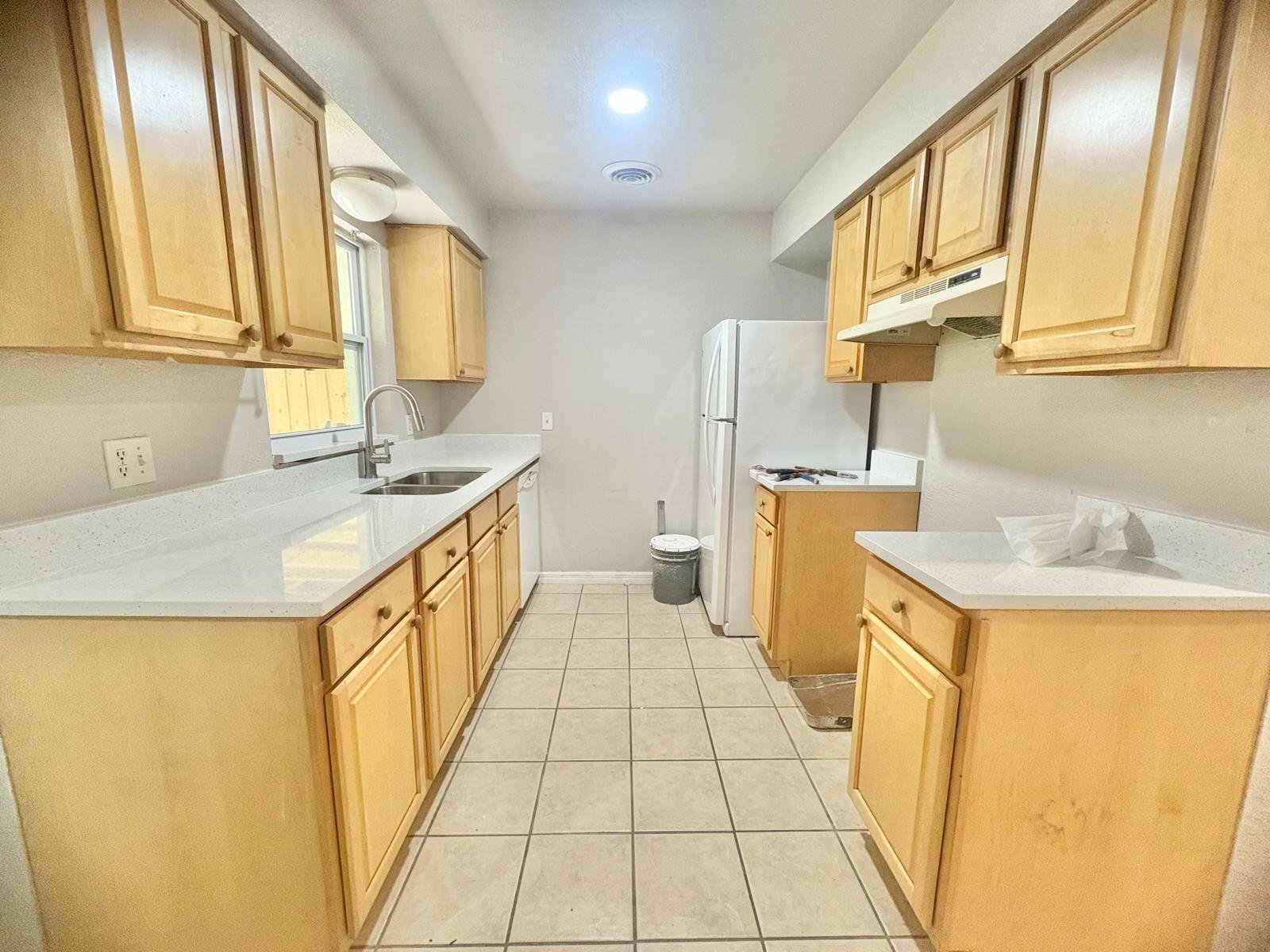 Building Photo - 877 Park Manor Dr