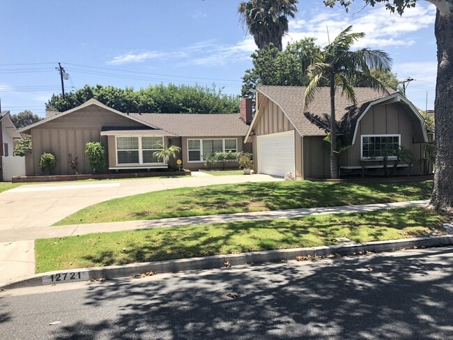 Primary Photo - Rossmoor Home! Los Al Schools! Ready to Move In! 3 Bed 2 Bath!