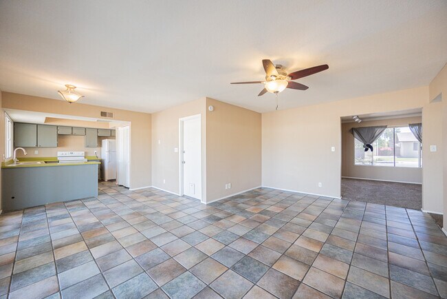 Building Photo - 2812 S Cottonwood Dr