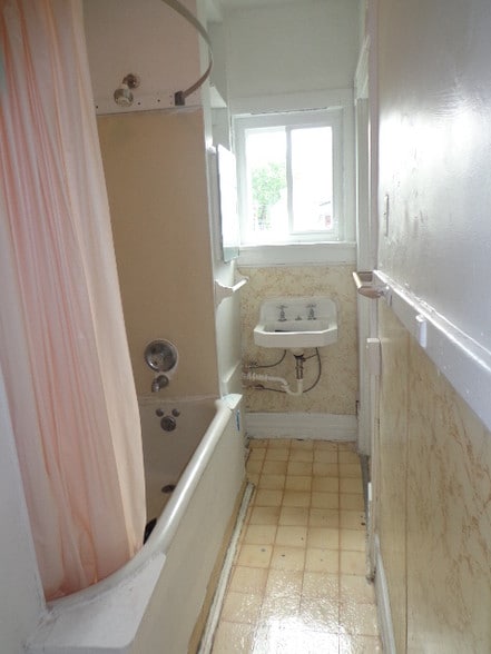 Upstairs full bath - 80 McMillen Ave