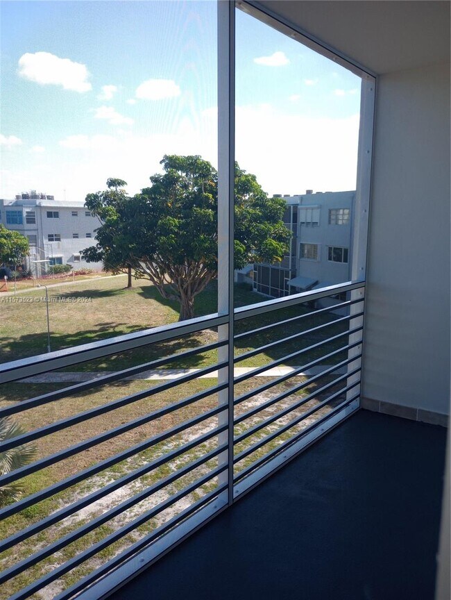 Building Photo - 2309 Park Ln