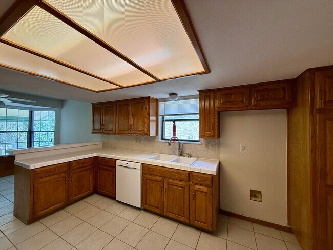 Building Photo - NEAR GOLF COURSE - WELL ESTABLISHED SPICEW...