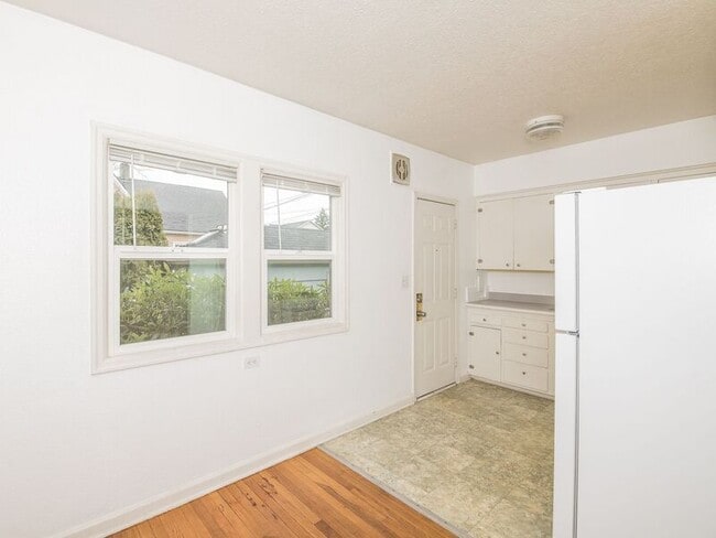 Building Photo - 927 NE Alberta St