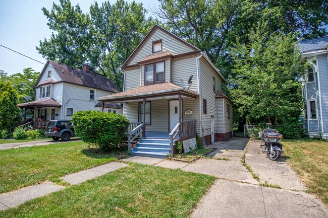 Building Photo - 1290 E 188th St