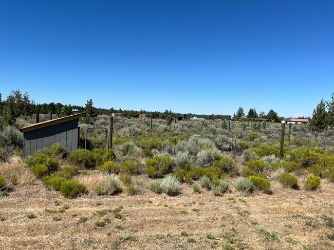 Building Photo - Furnished home between Tumalo & Sisters