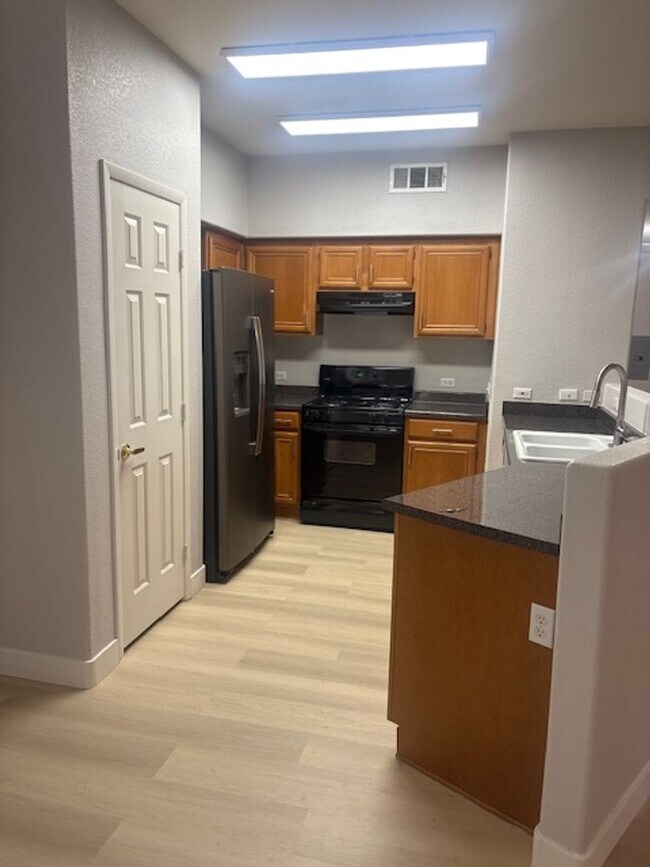 Building Photo - Downstairs unit with 3 bedroom and with two baths