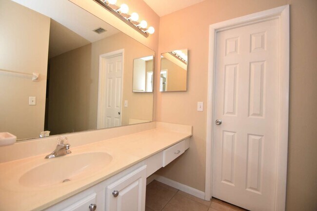 Building Photo - 6 Broadmore Cir