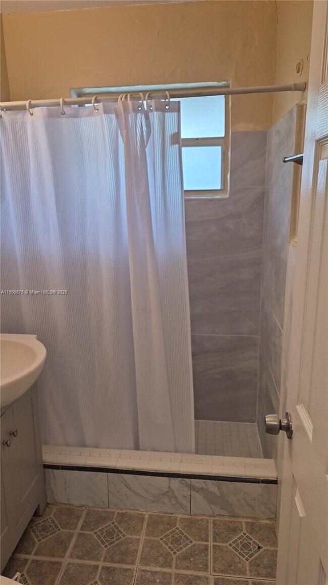 Building Photo - 704 SE 21st St