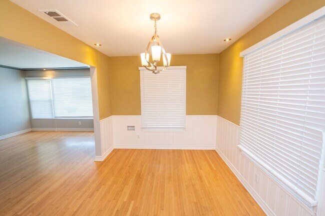 Building Photo - 3BR/2BA home with bonus room & additional ...