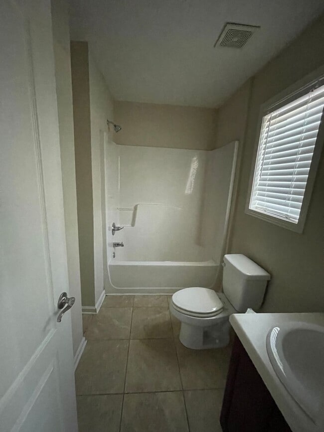 Building Photo - 4 bedrm, 3 bath, garage, pool, tennis cour...