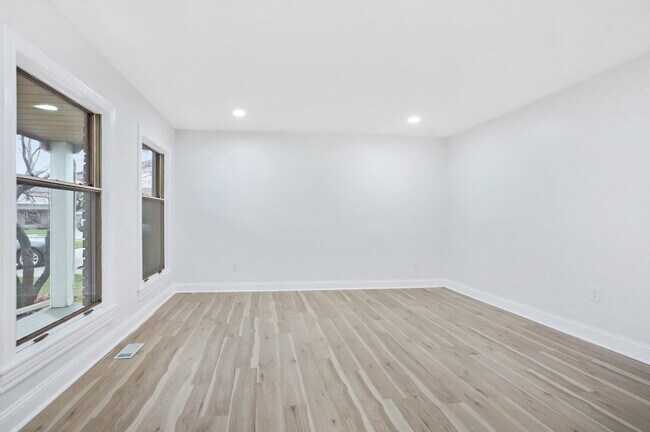 Building Photo - Beautifully Updated 4 Bed / 2.5 Bath Colon...