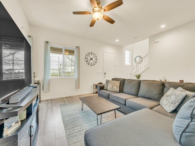 Building Photo - Beautiful 2019 Built 3 bedrooms 2.5 bath!