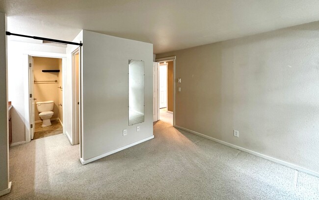 Building Photo - Bellevue Condo: 2BR/2BA Condo with Olympic...