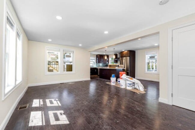 Building Photo - TUFTS 5 bed 5.5 bath - Available 6/1