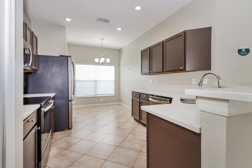 Building Photo - 752 Star Pointe Dr