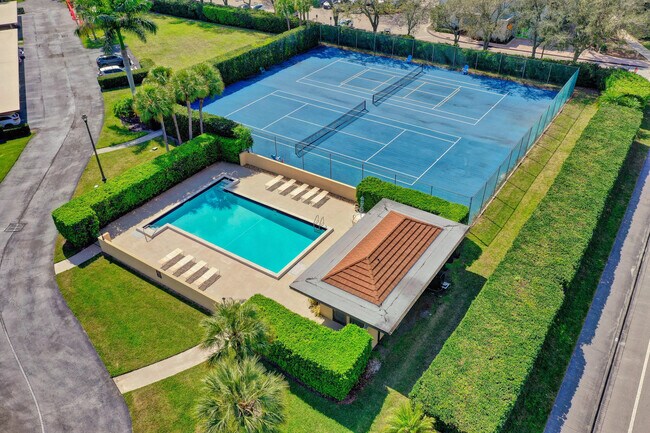 Building Photo - 5390 Woodland Lakes Dr