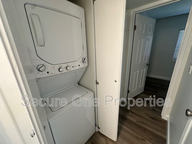 Building Photo - 2869 Instone Ct