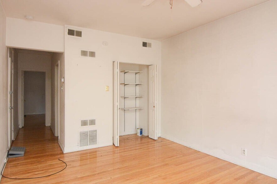 Building Photo - 2249 W Wilson Ave