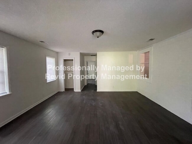 Building Photo - SECTION 8 ACCEPTED