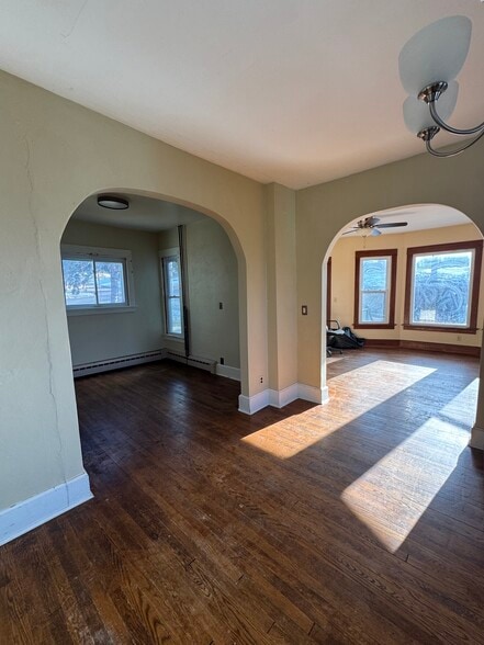 Building Photo - 10 E Nelson St