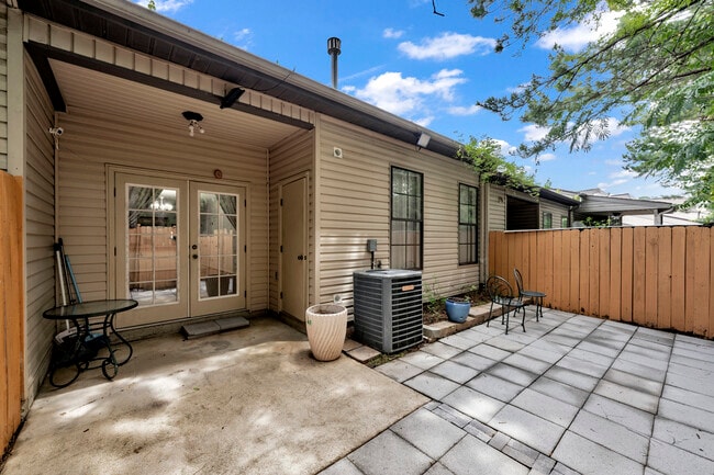 Building Photo - 1017 Ashwood Dr