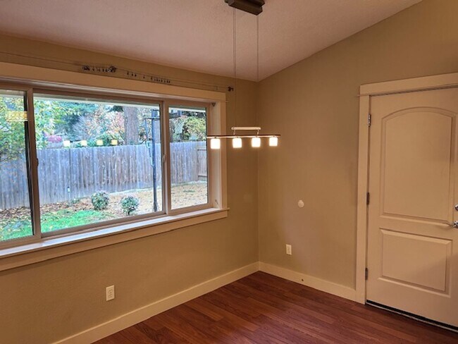 Building Photo - Burnt Bridge Creek 4 bedroom- Single Level