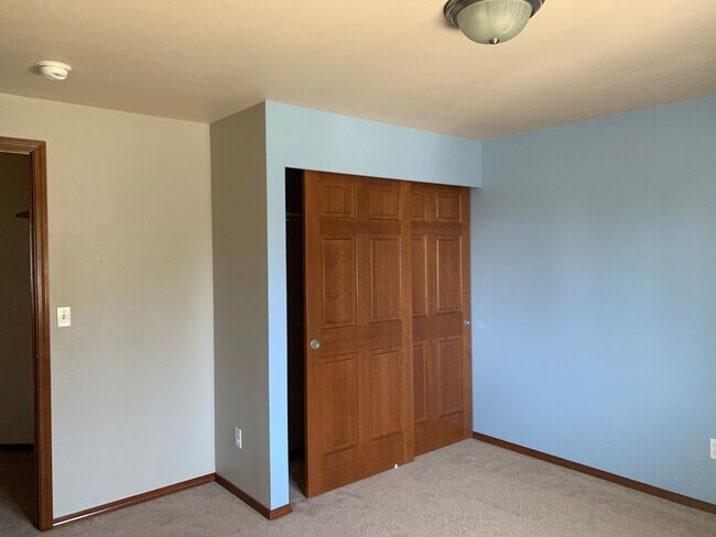 Building Photo - 4 Bedroom 2 Bathroom Rambler with Garage a...