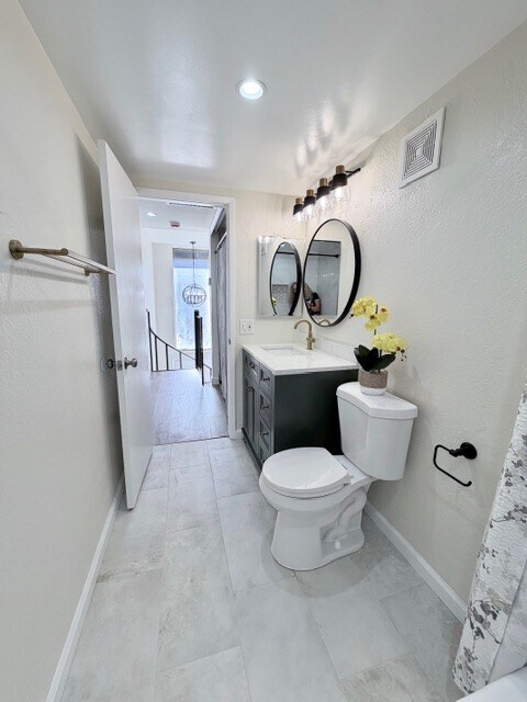 Building Photo - 1635 E Cypress St