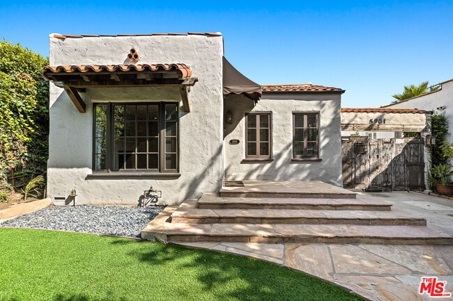 Building Photo - 8901 Rosewood Ave