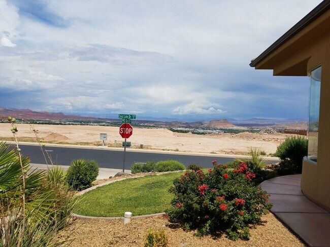 Building Photo - Beautiful Corner Lot! FULLY FURNISHED! Available Now!!