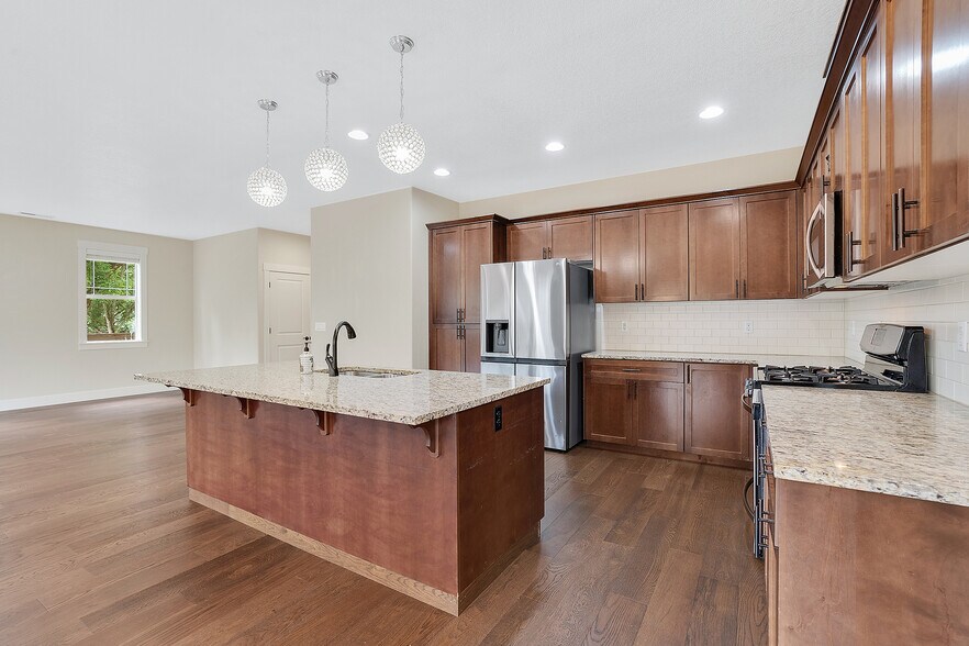 Building Photo - 28616 Greenway Dr