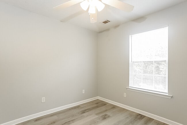 Building Photo - 1118 Windwood St