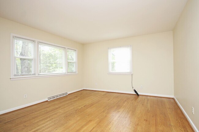 Building Photo - Student & Pet-Friendly UVA Area Rental