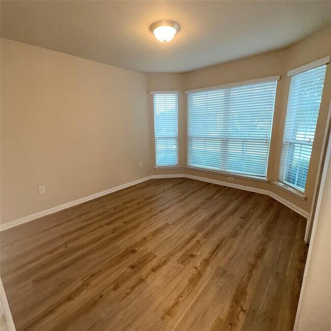 Building Photo - 208 Moulins Ln