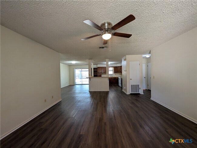 Building Photo - 163 Woods End