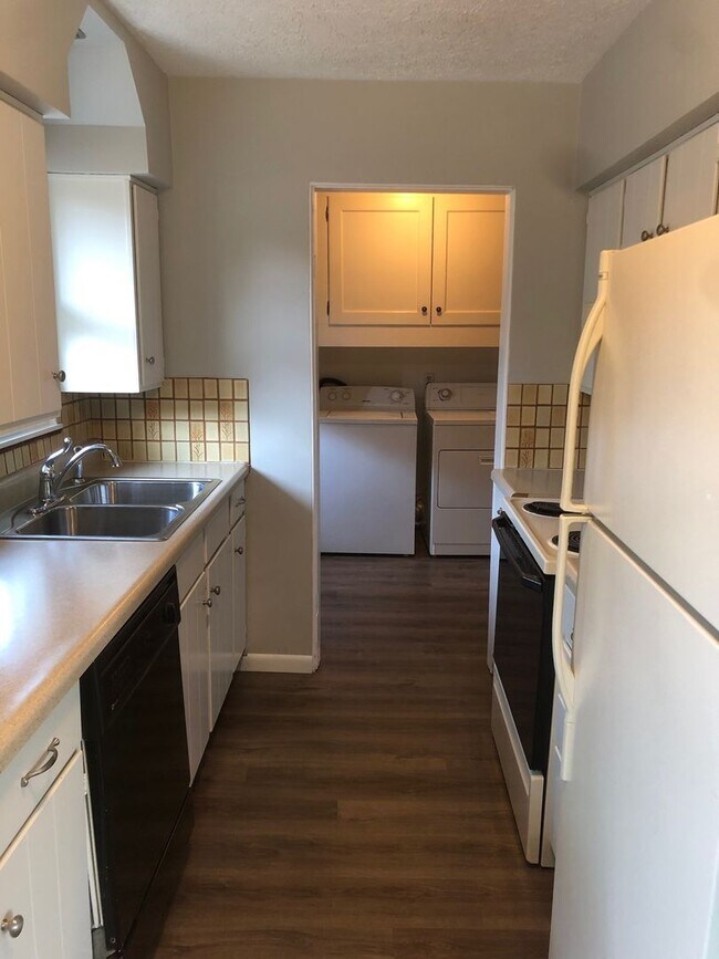 Building Photo - 3-Bedroom Home in a Charming Neighborhood!