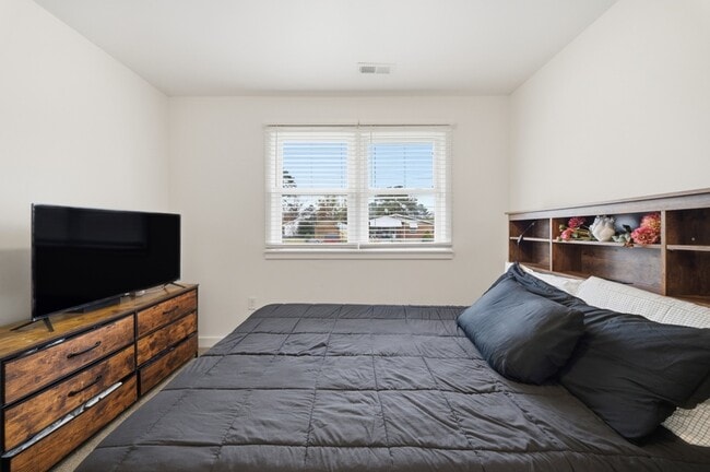 Building Photo - 913 Dandridge Dr